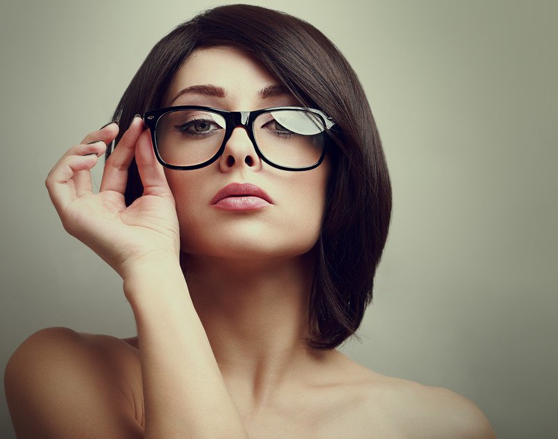 How to look fashionable while wearing glasses